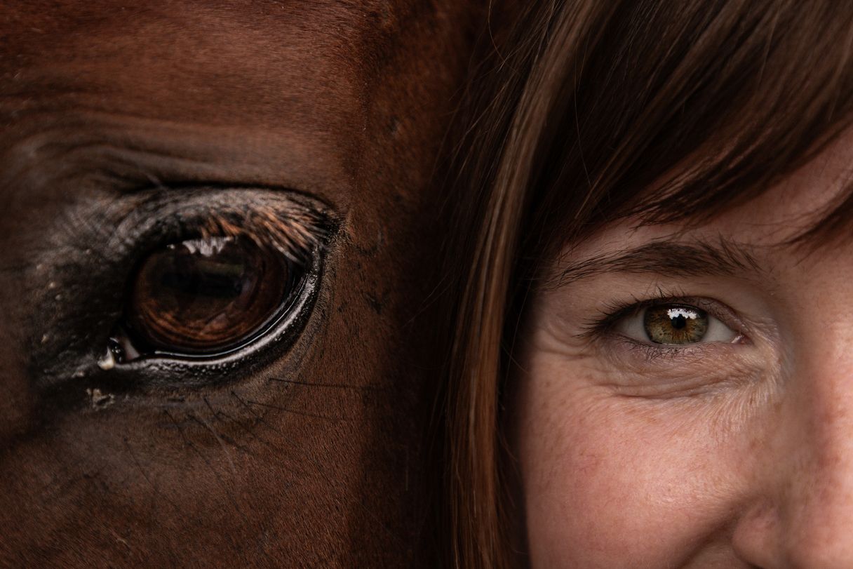 Eine Frau & Ihr Pferd Fotoshooting bei TinyTini Photography